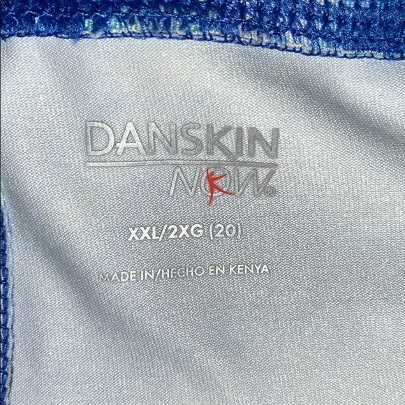 Athletic Shirt and Cropped Pants - Picture 5 of 7